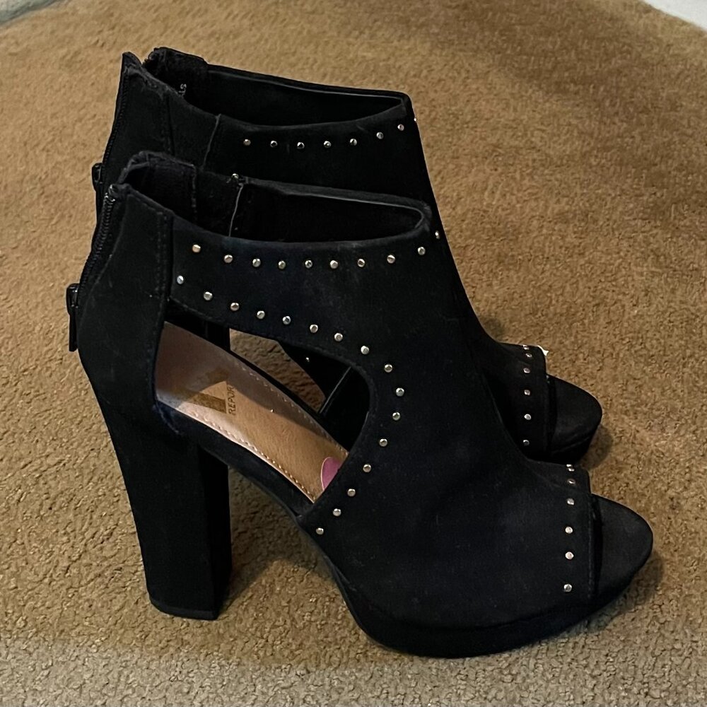 Woman's Report Suede Studded Sandals. Size 5.5 US